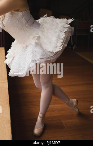 Ballerina steht in der Nähe der Fenster Stockfoto