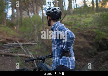 Mann mit dem Fahrrad auf der Spur Stockfoto