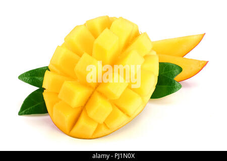 Mango Obst Hälfte mit Blättern und Schichten auf weißem Hintergrund schließen isoliert. Stockfoto