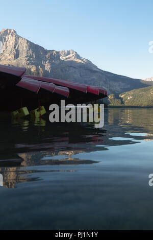 Boote gehalten mit der Oberseite nach unten am Fluss Ufer Stockfoto