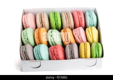Bunte macarons in Feld auf weißem Hintergrund closeup isoliert. Stockfoto