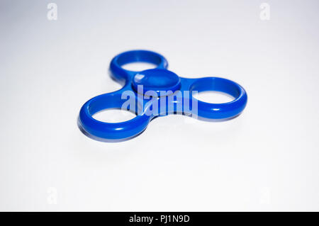 Fidget Spinner auf isolierten Hintergrund. Leistungsstarke Spinner, Spinner, Twister für Hände Unterhaltung rotierende Spielzeug Stockfoto