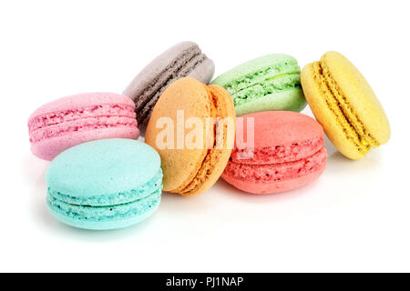 Bunte macarons auf weißem Hintergrund closeup isoliert. Stockfoto