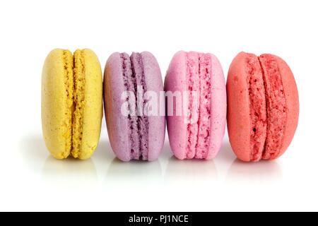 Bunte macarons auf weißem Hintergrund closeup isoliert. Stockfoto