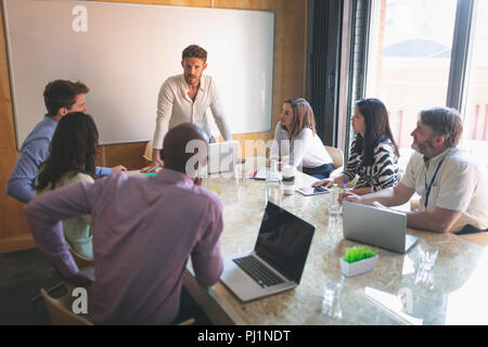 Geschäftsleute in Diskussionen in der Sitzung Stockfoto