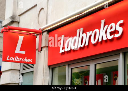 Signage über einem Wettbüro Ladbrokes in London, Großbritannien Stockfoto