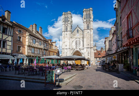 St Vincents Kathedrale und Cafe Kultur in Place St Vincent, Chalon sur Saone, Burgund, Frankreich am 29. August 2018 Stockfoto