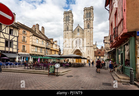 St Vincents Kathedrale und Cafe Kultur in Place St Vincent, Chalon sur Saone, Burgund, Frankreich am 29. August 2018 Stockfoto