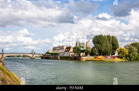 Blick über den Fluss Saone auf die Insel Saint Laurent, Chalon sur Saone, Burgund, Frankreich am 29. August 2018 Stockfoto