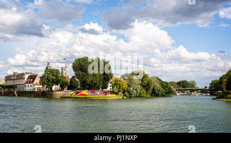 Blick über den Fluss Saone auf die Insel Saint Laurent, Chalon sur Saone, Burgund, Frankreich am 29. August 2018 Stockfoto