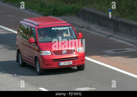 Rot 2004 VW Volkswagen Transporter T 30 104 TDI GJ 54 MKT3028Transportfahrzeuge auf die M6 an der Lancaster, Großbritannien Stockfoto