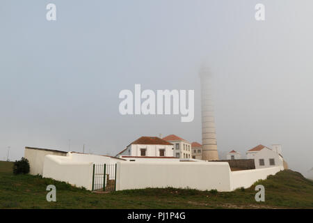 Leuchtturm von Boa Nova, in der Nähe von Porto, in einer sonnigen und nebligen Spätsommer am Nachmittag Stockfoto