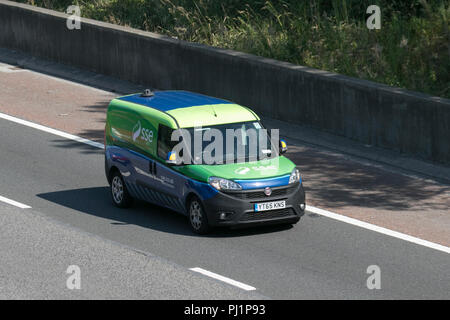 SSE, schottische und Südlichen Strom Netze; Fiat YT 65 KNS Transportfahrzeuge auf die M6 an der Lancaster, Großbritannien Stockfoto