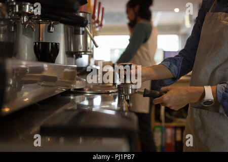 Kellnerin/Vorbereitung an der Kaffeemaschine im Cafe Stockfoto