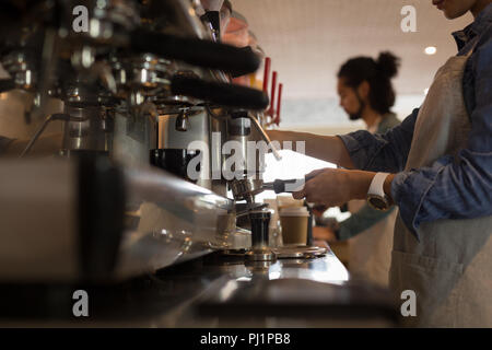 Kellnerin/Vorbereitung an der Kaffeemaschine im Cafe Stockfoto