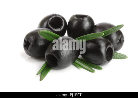 Ganze schwarze Oliven mit Rosmarin Blätter auf weißem Hintergrund Makro isoliert. Stockfoto