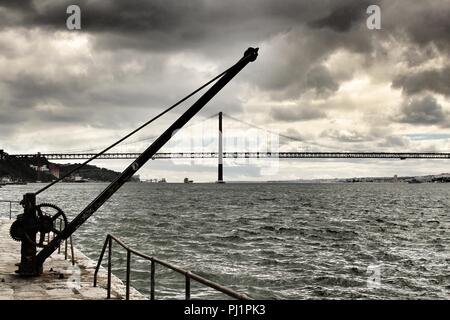 Panoramablick auf Lissabon und den Tejo von Almada Docks an einem bewölkten Tag im Frühling Stockfoto