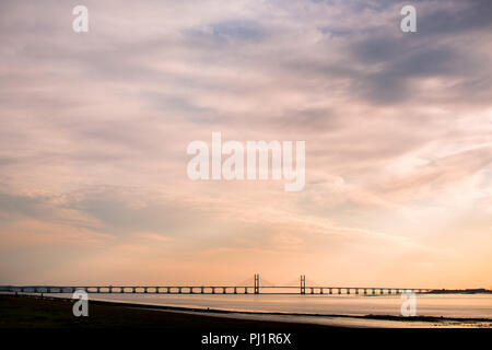 Ansicht des Zweiten Severn Crossing (Prinz von Wales Brücke) von der englischen Seite (alte Passage, Aust) bei Ebbe. Abend. Sonnenuntergang. Sommer. Stockfoto