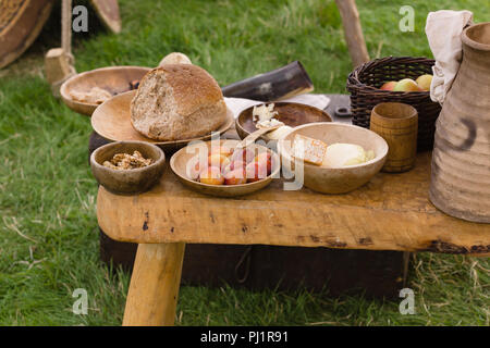 Typische Auswahl an mittelalterliche Speisen mit Brot, Butter, Käse, Früchte und Nüsse serviert in hölzernen Schüsseln oder trenchers Stockfoto