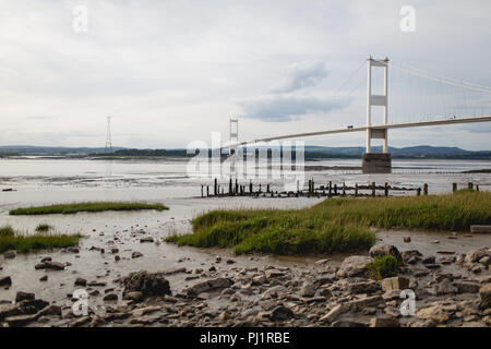 Blick auf den Severn Bridge und dem Fluss Severn bei Ebbe von der englischen Seite. Suspension Bridge. Mautgebühren fällig in 2018 zu Ende. M48 Autobahn Stockfoto