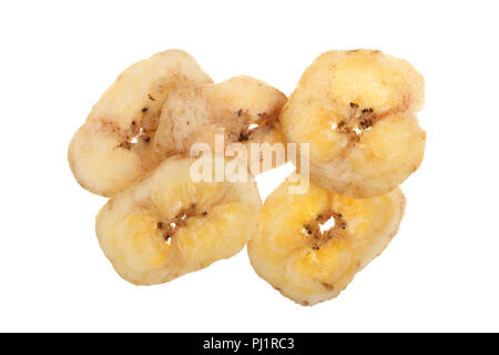 Getrocknete Bananen Chips auf weißem Hintergrund. Ansicht von oben. Flach. Stockfoto