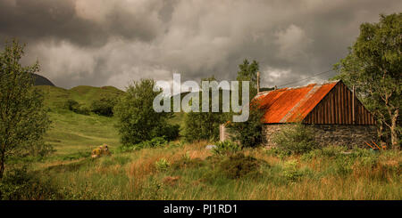 Panoramablick auf Scheune mit Wellblechdach, Schottland Stockfoto