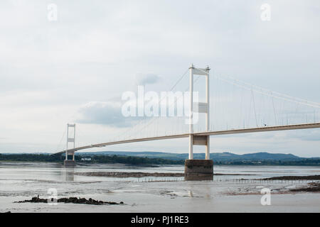 Blick auf den Severn Bridge und dem Fluss Severn bei Ebbe von der englischen Seite. Suspension Bridge. Mautgebühren fällig in 2018 zu Ende. M48 Autobahn Stockfoto