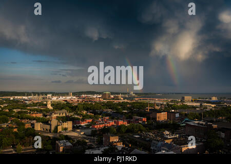 Ariel Blick auf Gewitter mit doppelten Regenbogen, New Haven, CT, USA Stockfoto