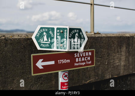 Schild auf den Severn Weise öffentlichen Fußweg (lange Strecke an der Küste zu Fuß) mit Wegbeschreibung zu Severn Strand Heritage Trail Stockfoto