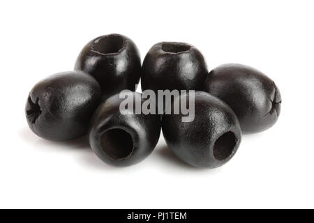 Ganze schwarze Oliven auf weißem Hintergrund Makro isoliert. Stockfoto