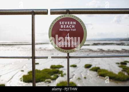 Eine Plakette, die zeigen, wo die Planschbecken/Lido bei Severn Strand an der Mündung des Flusses Severn in der Nähe von Bristol. Stockfoto