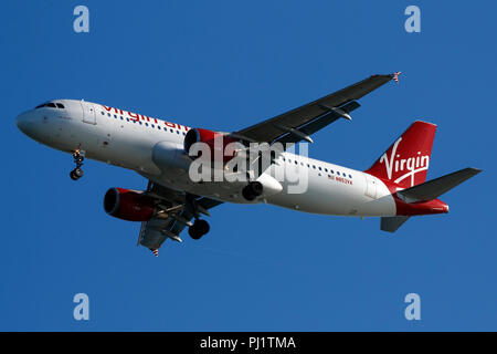 Airbus A 320-214 (N 853 VA) betrieben von Virgin America auf Ansatz zum Internationalen Flughafen San Francisco (SFO), San Francisco, Kalifornien, Vereinigte Staaten von Amerika Stockfoto