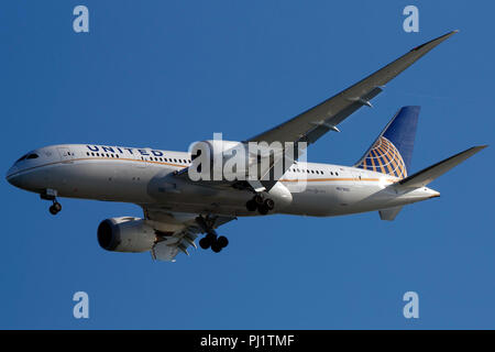 Boeing 787-8 (N 27903) von United Airlines am Ansatz zum Internationalen Flughafen San Francisco (SFO), San Francisco, Kalifornien, Vereinigte Staaten von Amerika Stockfoto