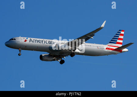 Airbus A 321-231 (N139) von American Airlines am Ansatz zum Internationalen Flughafen San Francisco (SFO), San Francisco, Kalifornien, Vereinigte Staaten von Amerika Stockfoto