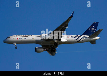 Boeing 757-231 (N705TW) von Delta Air Lines betrieben mit dem SkyTeam Lackierung auf Ansatz zum Internationalen Flughafen San Francisco (SFO), San Francisco, Kalifornien, Vereinigte Staaten von Amerika Stockfoto
