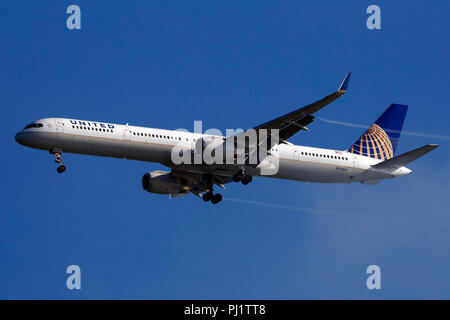 Boeing 757-33 N (N 75861) von United Airlines am Ansatz zum Internationalen Flughafen San Francisco (SFO), San Francisco, Kalifornien, Vereinigte Staaten von Amerika Stockfoto