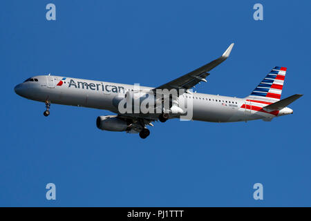 Airbus A 321-231 (N 108 NN) von American Airlines am Ansatz zum Internationalen Flughafen San Francisco (SFO), San Francisco, Kalifornien, Vereinigte Staaten von Amerika Stockfoto