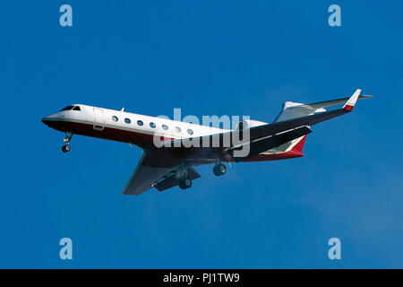Gulfstream G550 (N 551 TG) am Ansatz zum Internationalen Flughafen San Francisco (SFO), San Francisco, Kalifornien, Vereinigte Staaten von Amerika Stockfoto