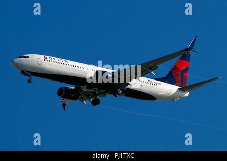 Boeing 737-932 ER (N865DN) von Delta Air Lines betrieben auf Ansatz zum Internationalen Flughafen San Francisco (SFO), San Francisco, Kalifornien, Vereinigte Staaten von Amerika Stockfoto