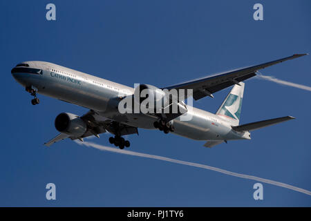 Boeing 777-367 (ER) (B-KPY) betrieben von Cathay Pacific auf Ansatz zum Internationalen Flughafen San Francisco (SFO), San Francisco, Kalifornien, Vereinigte Staaten von Amerika Stockfoto