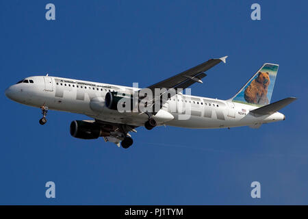 Airbus A 320-214 (N 211 FR) von Frontier Airlines mit dem Grizwald die Grizzly Bear Livree auf Ansatz zum Internationalen Flughafen San Francisco (SFO), San Francisco, Kalifornien, Vereinigte Staaten von Amerika Stockfoto