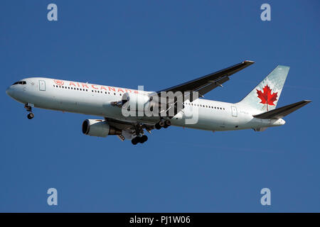 Boeing 767-375(ER) (C-BAZL) mit Air Canada auf Ansatz zum Internationalen Flughafen San Francisco (SFO), San Francisco, Kalifornien, Vereinigte Staaten von Amerika Stockfoto