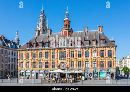 La Vielle Bourse de Lille, ursprünglich der Handelskammer Gebäude, in der Nähe von Grand Place du General de Gaulle, jetzt Gehäuse Cafés, Stockfoto