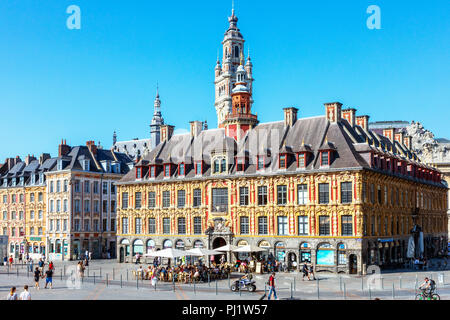 La Vielle Bourse de Lille, ursprünglich der Handelskammer Gebäude, in der Nähe von Grand Place du General de Gaulle, jetzt Gehäuse Cafés, Stockfoto