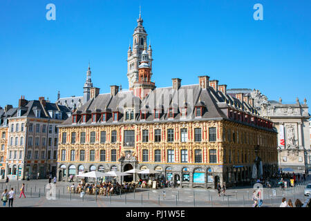 La Vielle Bourse de Lille, ursprünglich der Handelskammer Gebäude, in der Nähe von Grand Place du General de Gaulle, jetzt Gehäuse Cafés, Stockfoto