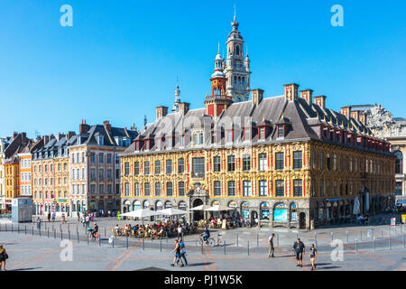 La Vielle Bourse de Lille, ursprünglich der Handelskammer Gebäude, in der Nähe von Grand Place du General de Gaulle, jetzt Gehäuse Cafés, Stockfoto