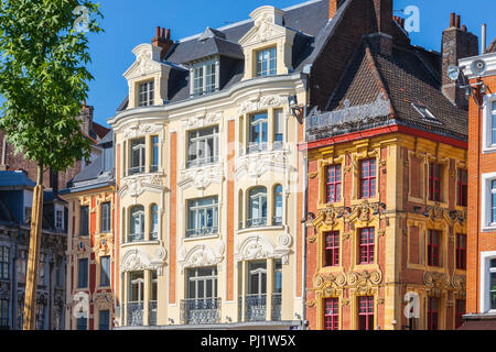 Architektonisches Detail auf einem Gebäude mit Blick auf den Grand Place und der Place du General de Gaulle, Lille, Frankreich Stockfoto