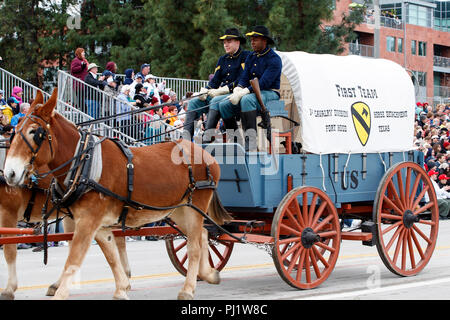Von Pferden gezogene Wagen der United States Army, 1.Kavallerie von Fort Hood, Texas, Turnier 2017 von Roses Parade, Rose Parade, Pasadena, Kalifornien, Vereinigte Staaten von Amerika Stockfoto