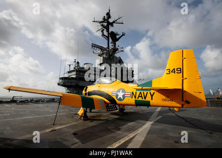 North American T-28 Trojan (138349) auf dem Deck der USS Hornet Museum, Alameda, Kalifornien, Vereinigte Staaten von Amerika Stockfoto