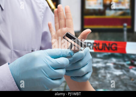 Der Polizist nimmt Fingerabdrücke von den Verdächtigen. Untersuchung der Kriminalität. Stockfoto